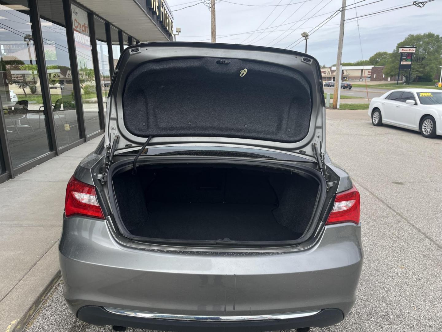 2012 Tungsten Metallic Chrysler 200 Limited (1C3CCBCG0CN) with an 3.6L V6 DOHC 24V FFV engine, 6-Speed Automatic transmission, located at 1633 W Kimberly, Davenport, IA, 52806, (563) 323-5341, 41.559456, -90.598732 - Photo#5
