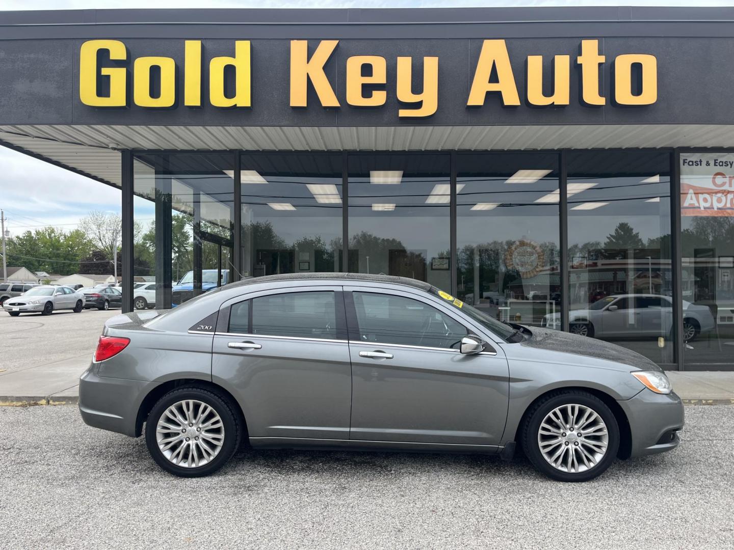 2012 Tungsten Metallic Chrysler 200 Limited (1C3CCBCG0CN) with an 3.6L V6 DOHC 24V FFV engine, 6-Speed Automatic transmission, located at 1633 W Kimberly, Davenport, IA, 52806, (563) 323-5341, 41.559456, -90.598732 - Photo#0