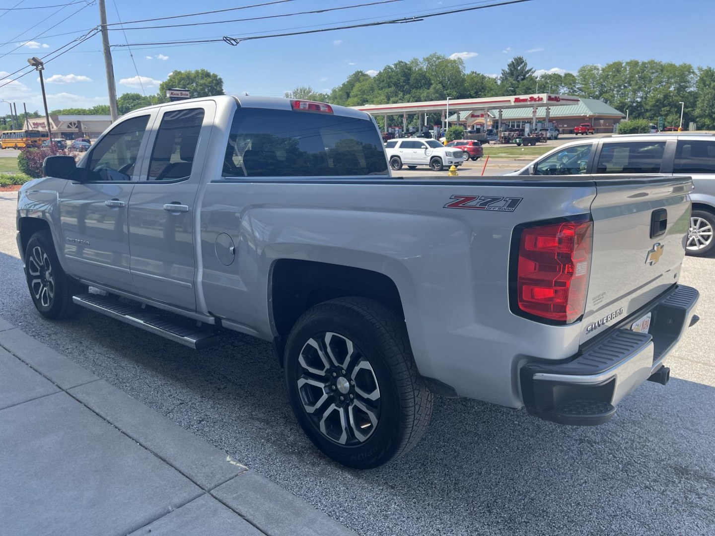 2017 Silver Ice Metallic /Dark Ash/Jet Black Chevrolet Silverado 1500 2LT (1GCVKREC5HZ) , located at 1633 W Kimberly, Davenport, IA, 52806, (563) 323-5341, 41.559456, -90.598732- Photo#3