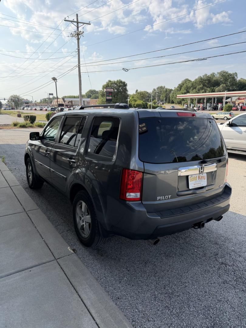 2011 Alabaster Silver Met /Gray Leather Interio Honda Pilot EX-L 4WD 5-Spd AT (5FNYF4H56BB) with an 3.5L V6 SOHC 24V engine, 5-Speed Automatic transmission, located at 1633 W Kimberly, Davenport, IA, 52806, (563) 323-5341, 41.559456, -90.598732- Photo#4