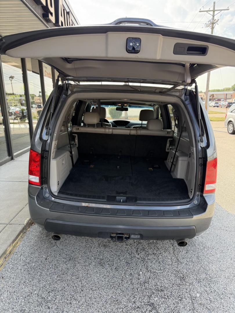 2011 Alabaster Silver Met /Gray Leather Interio Honda Pilot EX-L 4WD 5-Spd AT (5FNYF4H56BB) with an 3.5L V6 SOHC 24V engine, 5-Speed Automatic transmission, located at 1633 W Kimberly, Davenport, IA, 52806, (563) 323-5341, 41.559456, -90.598732- Photo#3