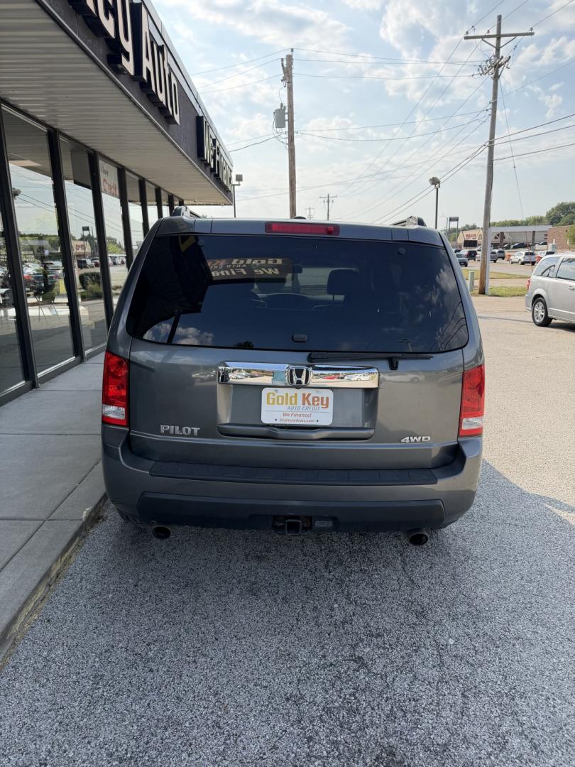 2011 Alabaster Silver Met /Gray Leather Interio Honda Pilot EX-L 4WD 5-Spd AT (5FNYF4H56BB) with an 3.5L V6 SOHC 24V engine, 5-Speed Automatic transmission, located at 1633 W Kimberly, Davenport, IA, 52806, (563) 323-5341, 41.559456, -90.598732- Photo#2