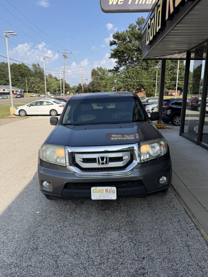 2011 Alabaster Silver Met /Gray Leather Interio Honda Pilot EX-L 4WD 5-Spd AT (5FNYF4H56BB) with an 3.5L V6 SOHC 24V engine, 5-Speed Automatic transmission, located at 1633 W Kimberly, Davenport, IA, 52806, (563) 323-5341, 41.559456, -90.598732- Photo#1